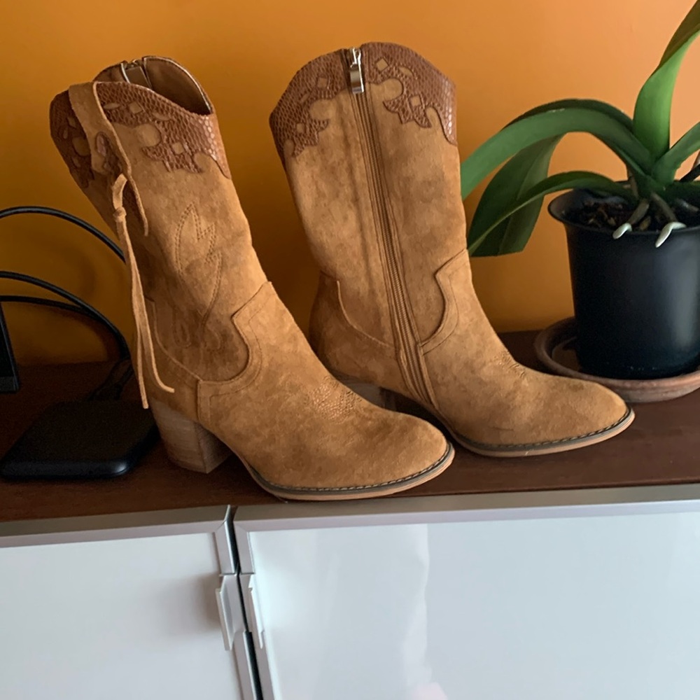 Cowboy boots women, used,size 37, impeccable, from SHEIN, Shela brand.